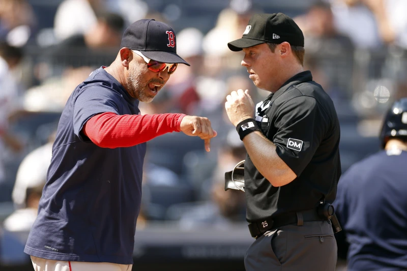 波士頓紅襪教練柯拉（Alex Cora，左）。法新社