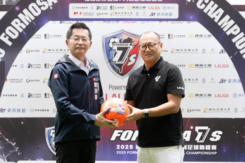 LALIGA代表Michael Sun致贈足球。高雄市運發局提供