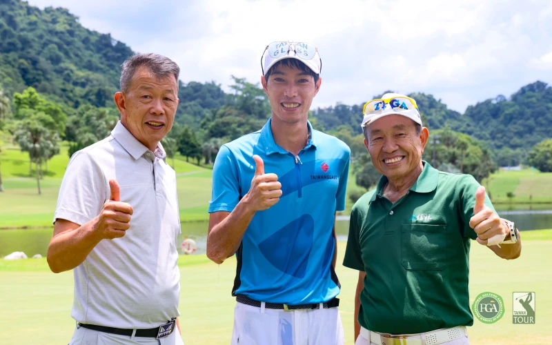 張緯綸（中）拿下冠軍和綠林興業股份有限公司董事長林果兒(右)及Tpga理事長陳榮興(左)合影。Tpga／林聖凱攝影