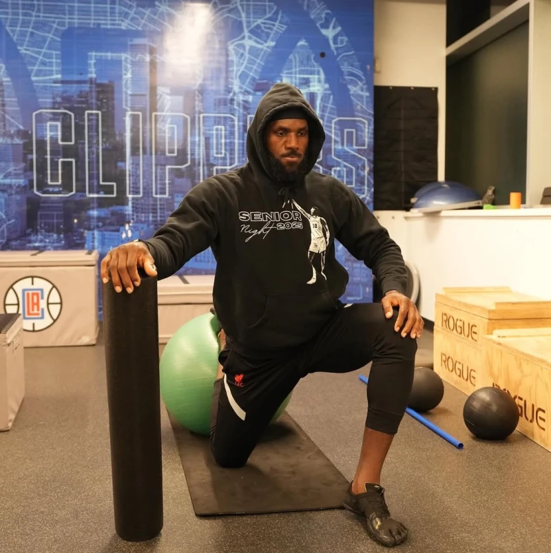 洛杉磯湖人隊超級球星詹姆斯（LeBron James）用這張照片引起球迷猜疑。摘自詹姆斯IG