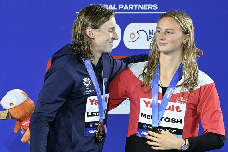 美國傳奇泳將萊德基（Katie Ledecky，左）力挫加拿大天才少女麥金托什（Summer McIntosh）。法新社