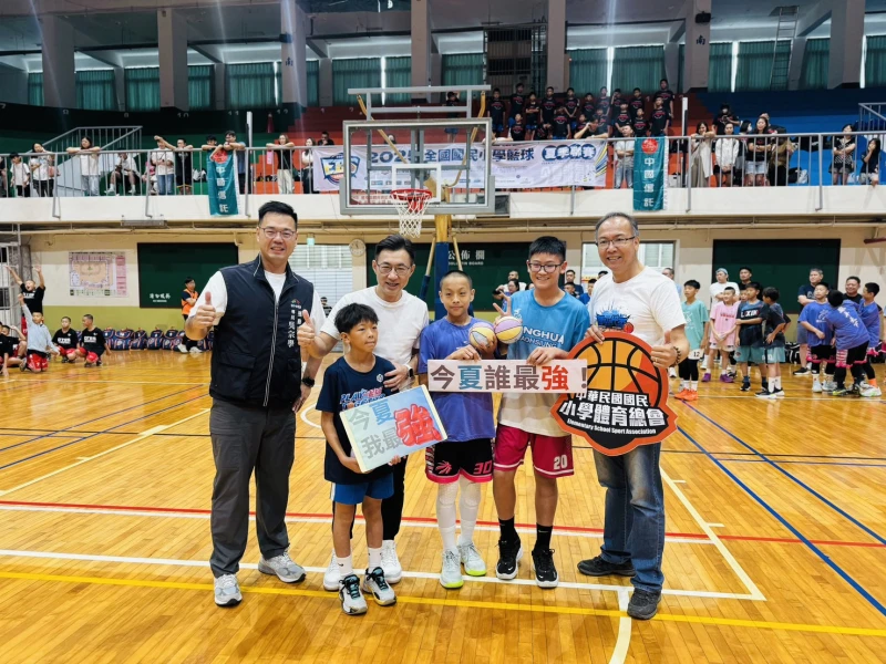 2025全國國民小學籃球夏季聯賽貴賓合照。台中市運動局提供