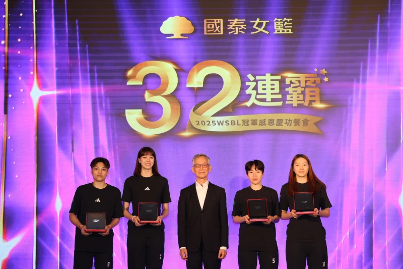 國泰人壽董事長熊明河頒發紀念品。李天助攝