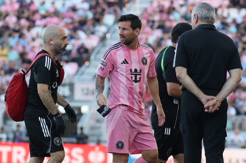 梅西（Lionel Messi，中）因「右腳輕微肌肉損傷」將無限期缺陣。法新社