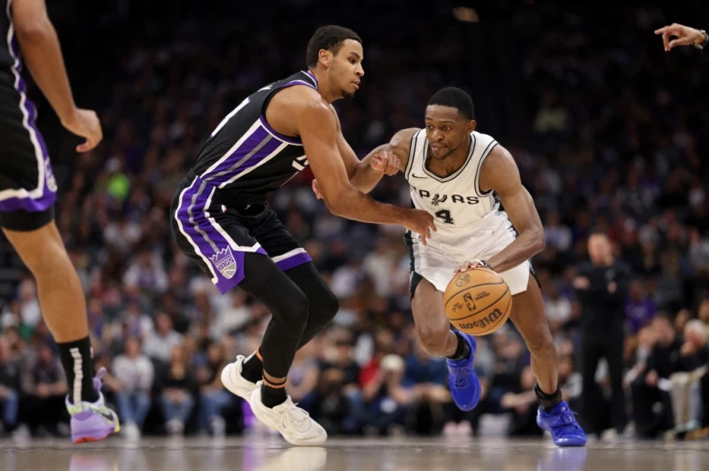 馬刺明星後衛福克斯（De'Aaron Fox，右）以頂薪延長合約續留馬刺。法新社