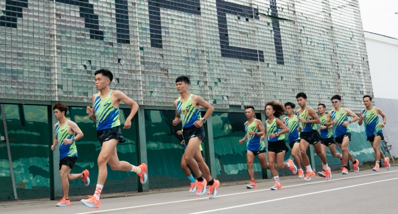 Brooks Elite Team。官方提供