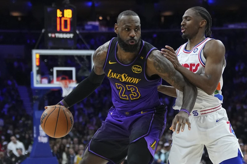 76人當家後場馬克西（Tyrese Maxey）和詹姆斯（LeBron James）多次一同訓練。法新社