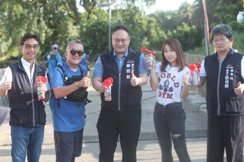 台中市副市長鄭照新(中)帶領貴賓一同鳴笛。斯巴達提供