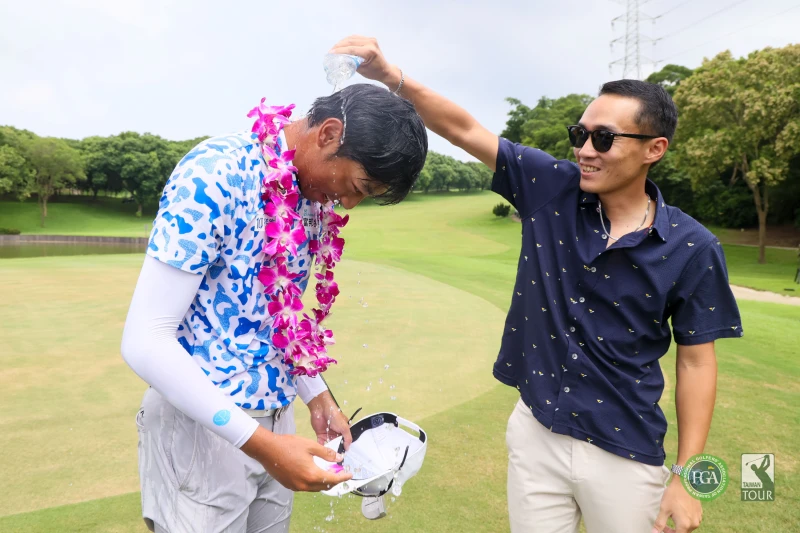 王偉軒（左）拿下冠軍慶璉集團董事長王瑞甫（右）潑水慶祝。Tpga／林聖凱攝影