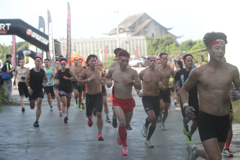 競爭最激烈的衝刺賽Sprint5公里一開跑就全力衝刺。斯巴達提供