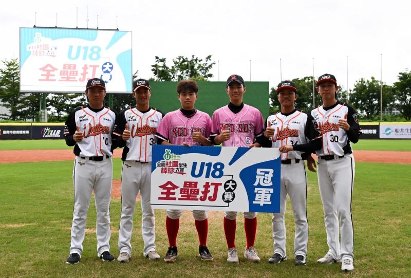 統一獅選手李其峰（右一）、柯育民（右二）張皓崴（左二）許哲晏（左一）出席開幕趣味競賽。大會提供