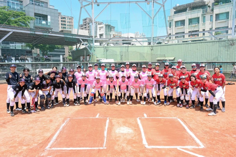 U18女子組3隊合照。台灣世界少棒聯盟提供