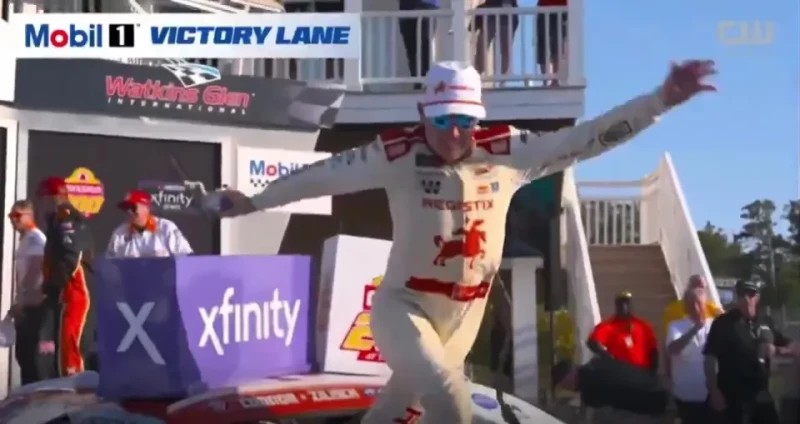 NASCAR年僅19歲新秀齊利希(Connor Zilisch)奪冠時卻意外從車頂掉下來。法新社