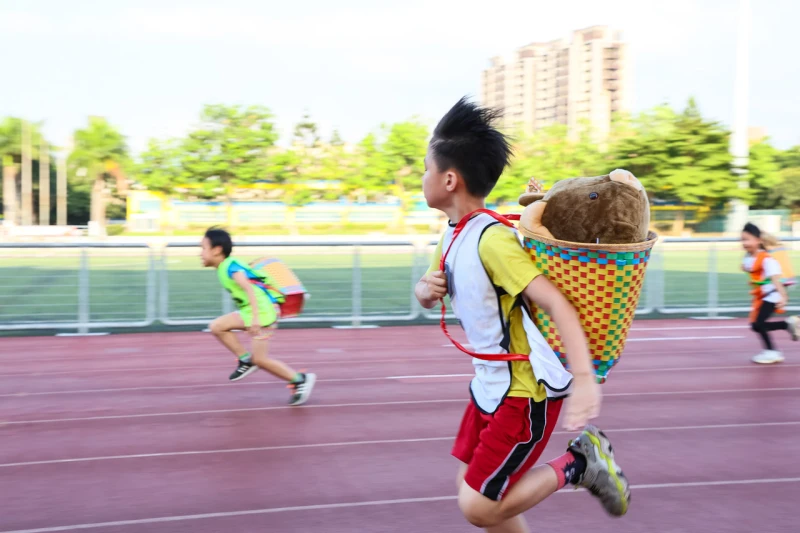 最逗夏日運動派對「扛著野豬跑」8月23日新莊體育園區登場。新北市體育局提供