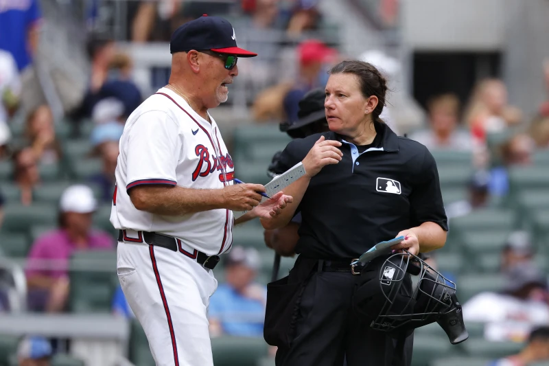 帕沃爾(Jen Pawol)成為MLB首位負責好壞球判決的女性主審。法新社