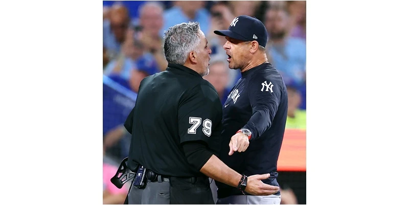 洋基總教練布恩（Aaron Boone）不滿主審的好球帶判決，最終遭驅逐出場。法新社