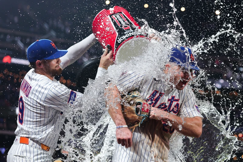 紐約大都會當家球星阿隆索（Pete Alonso）今上演單場雙響砲成為隊史全壘打王。法新社