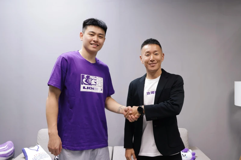 攻城獅迎接未來基石，張樹人總經理(右)盼劉丞勳在新人賽季就有好表現。官方提供