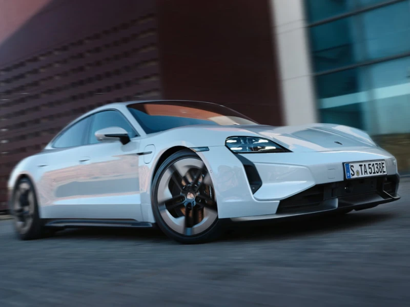 純白色保時捷Taycan電動跑車。摘自官網