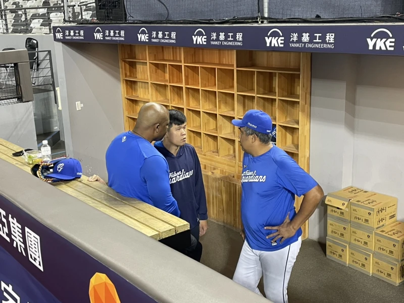 陳連宏與鮑伊。記者劉峻誠攝