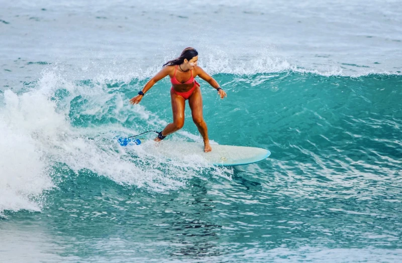 Mandy也是衝浪高手，為了衝浪特別選住著名衝浪點附近的房子。Mandy提供