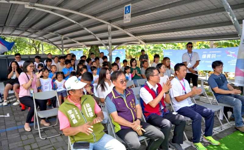 公益游泳回饋列車─小林站，今天中午在甲仙區小林國小所舉辦開幕儀式。 舞動陽光提供