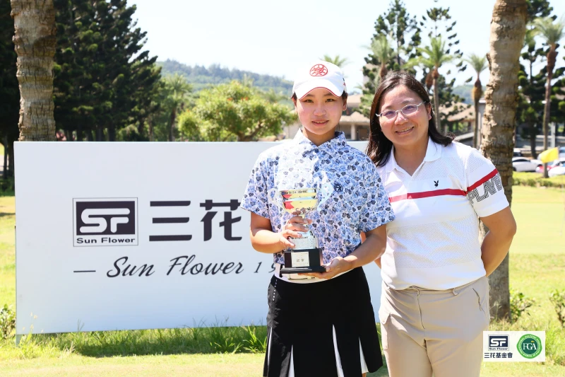 女子組冠軍王靖衣和媽媽分享榮耀。鍾豐榮攝影