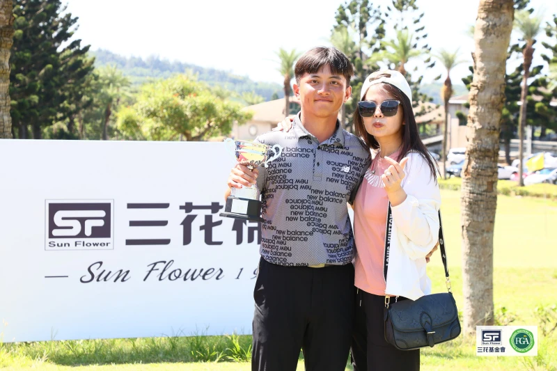 男A組冠軍廖庭毅和媽媽分享榮耀。鍾豐榮攝影