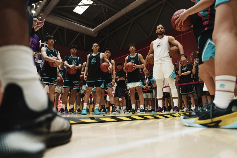 Stephen Curry現身Curry Camp 並與球員們同場訓練。官方提供