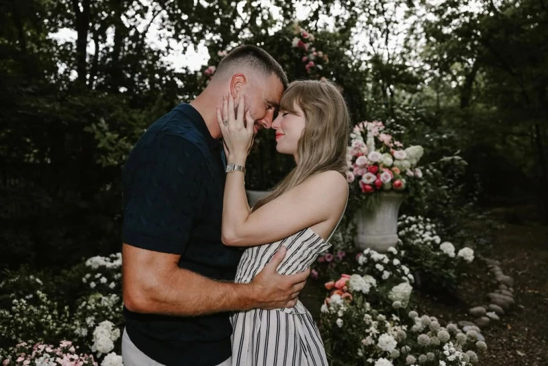 美式足球球星凱爾西（Travis Kelce，左）成功向泰勒絲（Taylor Swift）求婚成功。摘自泰勒絲IG
