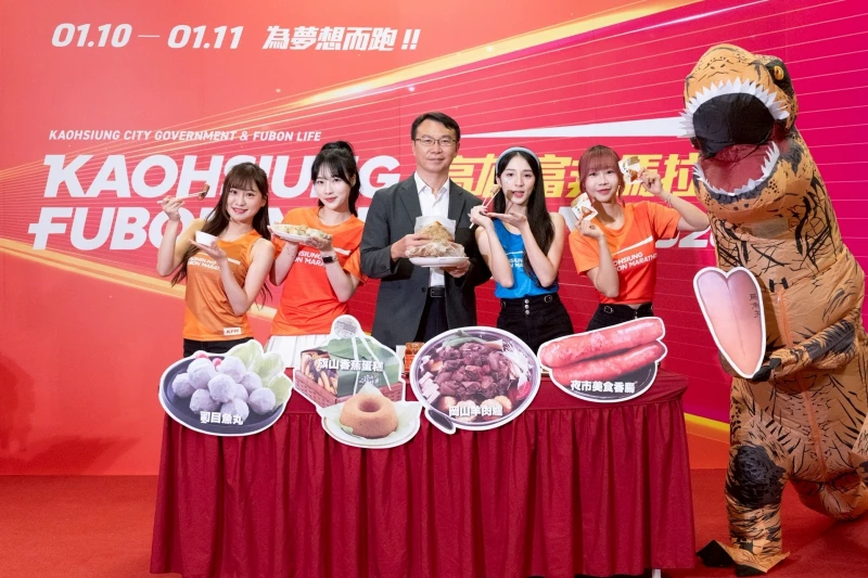 為使參賽者在競賽過程享受高雄在地風味小吃，賽事推出夜市美食補給站，將準備多種高雄特色山珍海味。高雄市政府運動發展局提供