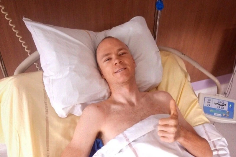 四屆環法冠軍的40歲英國車手弗魯姆（Chris Froome）訓練時嚴重受傷。摘自推特