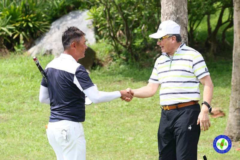 詮營股份有限公司呂學博(右)董事長祝賀長春組冠軍得主連騼森。鍾豐榮攝影