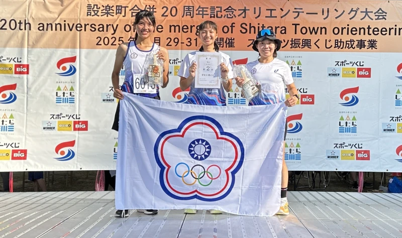 臺灣女將吳思穎、吳佳芸、周怡廷在首日短距離接力賽獲得銀牌。定向越野協會提供