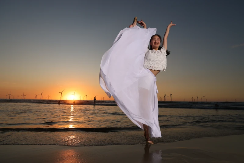 落日時分翩然起舞，喬伊太美了。特約記者/郭運復攝