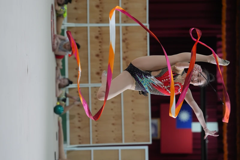 帶是喬伊的強項，凌空舞動彩帶畫出完美曲線。特約記者/郭運復攝