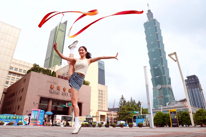 城市中舞動絢爛彩帶，為大地增添色彩。特約記者/郭運復攝