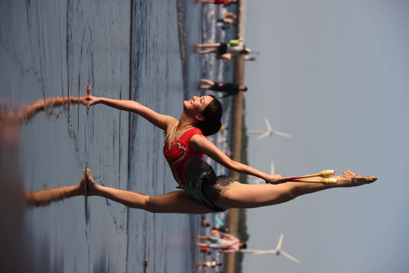 海邊還是要美一下，喬伊再度吸引眾人目光。特約記者/郭運復攝