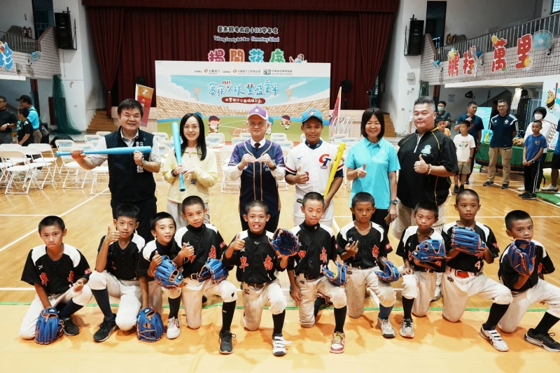 中華迷你棒球協會理事長張哲欽(右起) 、台東教育處處長蔡美瑤、U12國手胡誠恩、兆豐銀行董事長董瑞斌、台東立委陳瑩、立法委員莊瑞雄與卑南國小小球員。官方提供