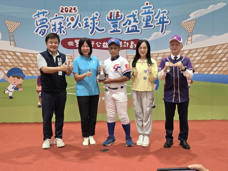 兆豐銀行董事長董瑞斌(右起)、立法委員陳瑩、U12國手胡誠恩、台東教育處處長蔡美瑤、立法委員莊瑞雄。官方提供