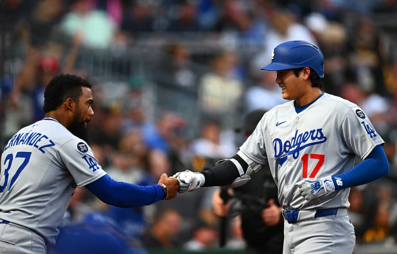 洛杉磯道奇球星大谷翔平(右)今在對上匹茲堡海盜之戰夯出擊球初速120英里的暴力轟。法新社