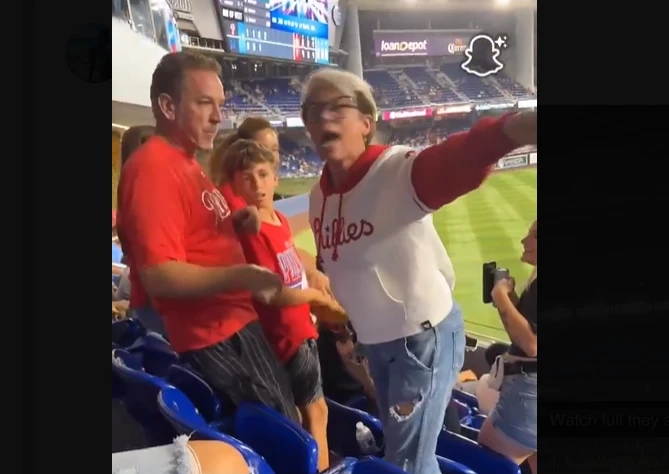 陌名其妙的女球迷(右)去討要全壘打球。摘自推特