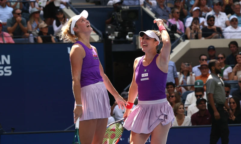 加拿大網球名將達布洛夫絲基（Gabriela Dabrowski，右）搭檔紐西蘭魯特莉芙（Erin Routliffe）二度奪下美網女雙冠軍。法新社