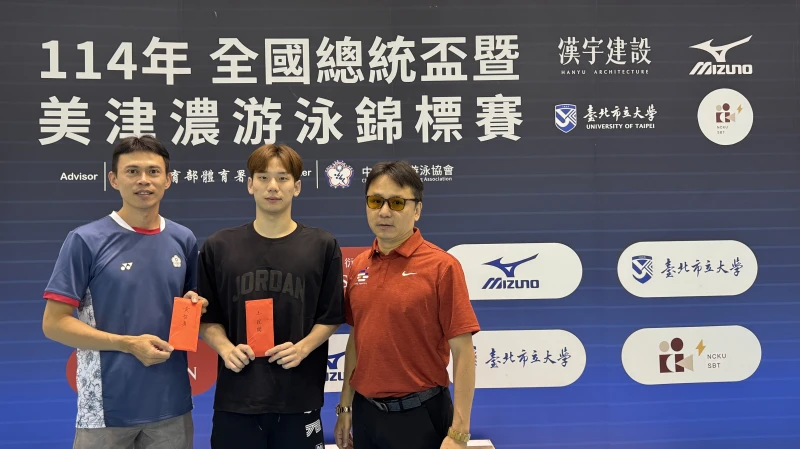 泳協祕書長曾正宗(右1)頒獎給世大運奪銀的王冠閎和教練黃智勇(左)。泳協提供