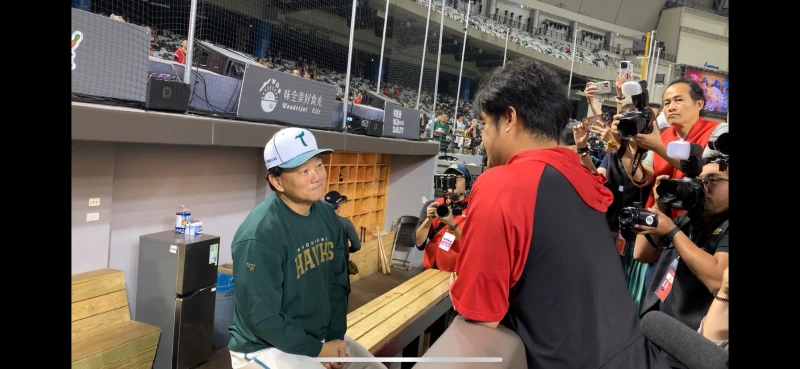 洪一中與林智勝賽前談話。記者劉峻誠攝
