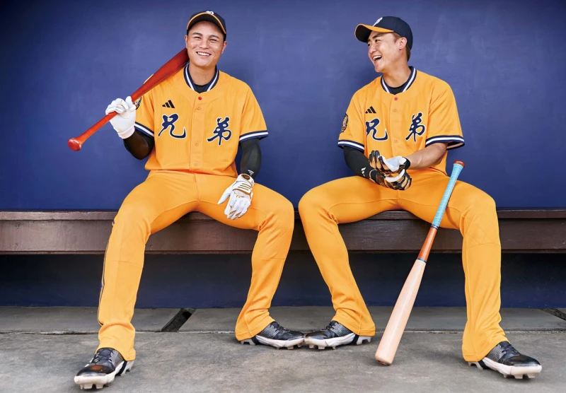 中信兄弟外野手宋晟睿與捕手高宇杰身穿Adidas全新榮耀黃球員版球衣。官方提供