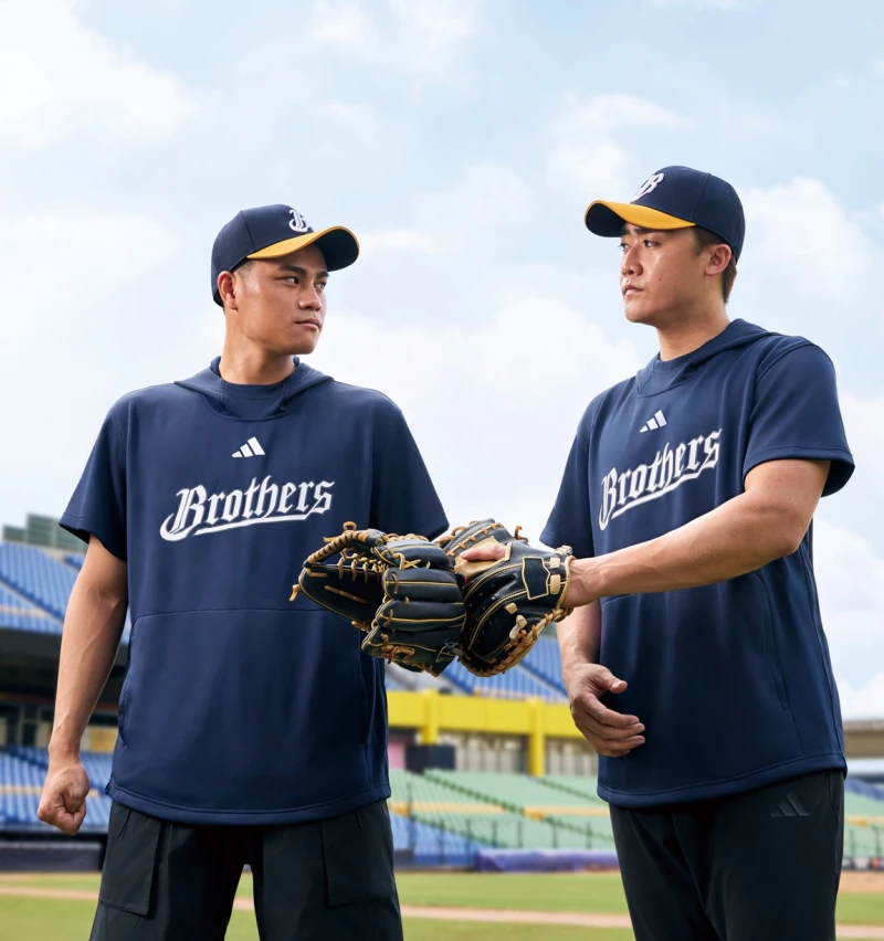 adidas 中信兄弟聯名連帽短袖上衣採用加高領口設計正面大口袋，更有利收納各種小物。官方提供