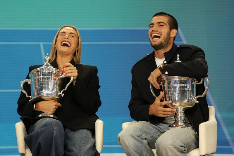 美網女單冠軍莎芭蓮卡（Aryna Sabalenka，左）與艾卡拉茲（Carlos Alcaraz）一同受訪時氣氛愉快。法新社