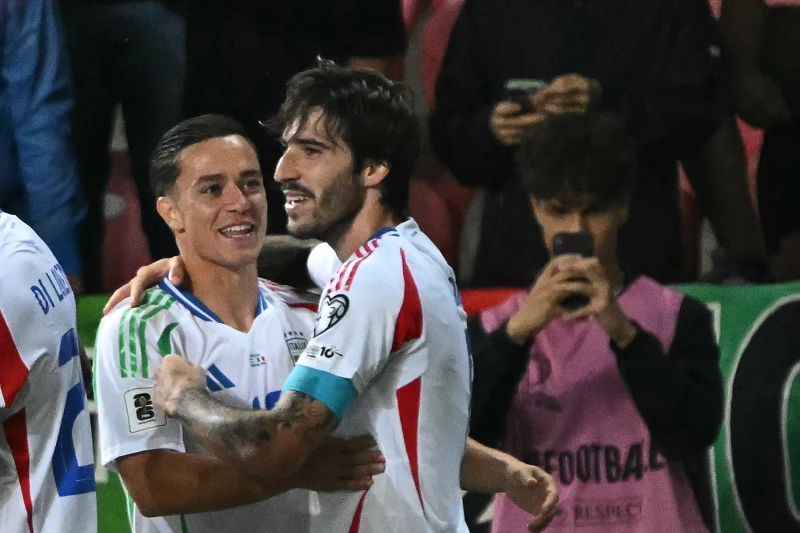 中場托納利（Sandro Tonali，右）於第91分鐘射入致勝球。法新社
