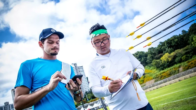 巴西名將達爾梅達（Marcus D'Almeida，左）力克南韓箭神金優鎮。摘自國際射箭總會官網